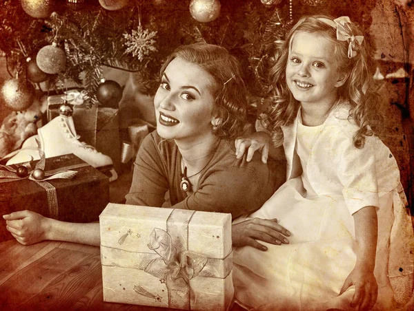 Criança com mãe perto da árvore de Natal e presentes . — Fotografia de Stock