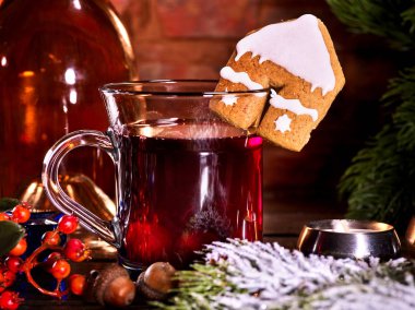 Çerez ve meyve ile kış sıcak içecek.