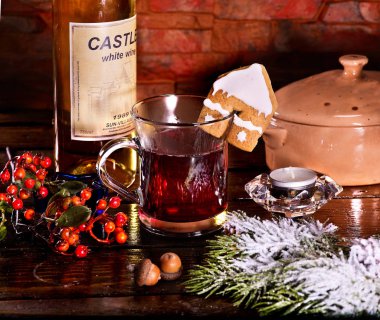 Mulled şarap kupa içki ile dekore edilmiş ev şeklinde kurabiye.