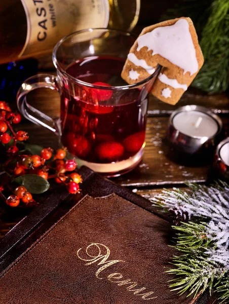 Té de frutas con baya y tarjeta de menú en la mesa del restaurante . — Foto de Stock