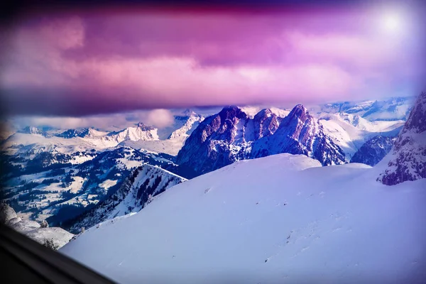 Montañas de invierno Suiza al sol. Montaña y nieve profunda . — Foto de Stock