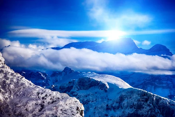 Winter bergen Zwitserland in zon. — Stockfoto
