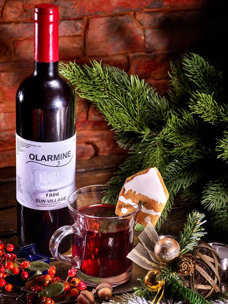 Bodegón de Navidad con bebida caliente y rama de abeto . — Foto de Stock