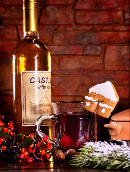 Cóctel de sidra caliente con galleta y botella de vino blanco . — Foto de Stock