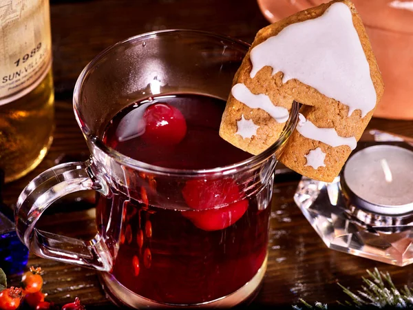 Toddy caliente en la mesa de madera rodeada de velas . — Foto de Stock