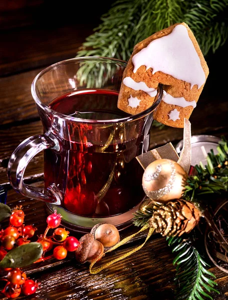 Kerst Stilleven met warme dranken en vuren tak. — Stockfoto