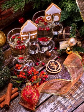 Üst görüntülemek natürmort çift Şerit üzerindeki kokteyl kupa Noel.