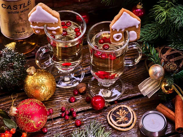Vista superior Botella de vino y taza de par de bodegones de Navidad  . — Foto de Stock