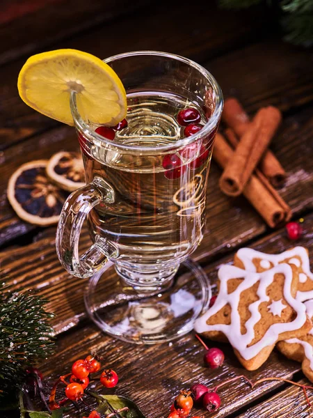 Taza de latte de vidrio de Navidad con limón y galletas en el plato  . — Foto de Stock