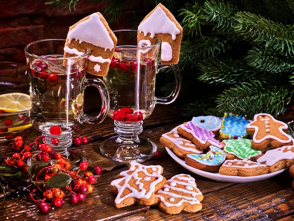 Рождественское печенье на тарелке и две кружки с латте . — стоковое фото