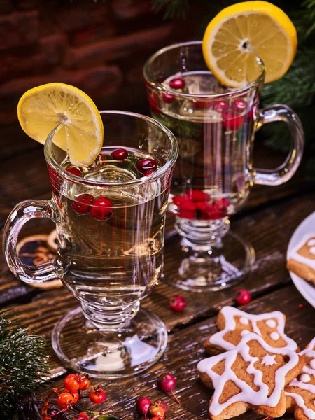 Plato de galletas de Navidad y dos vasos taza con palitos de canela . — Foto de Stock