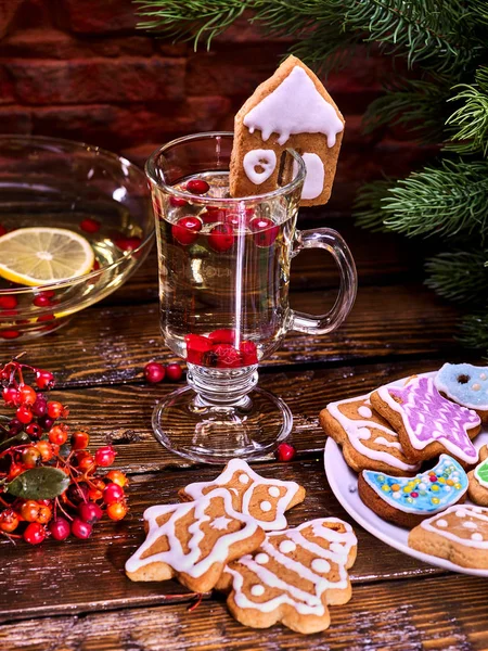 Christmas cookies plaat en glas latte Mok met berry. — Stockfoto