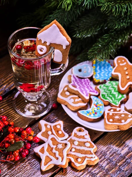 Assiette à biscuits de Noël et tasse latte en verre avec baie . — Photo