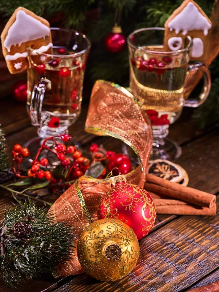Kerst Stilleven met paar mok cocktail op lint. — Stockfoto
