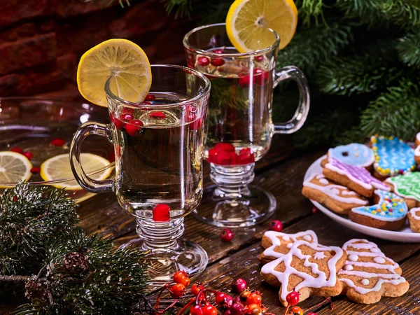 Galletas de Navidad en plato y dos vasos taza con limón . — Foto de Stock