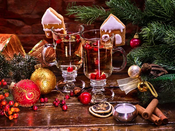 Weihnachtsstillleben mit Pärchenbecher Heißgetränk. — Stockfoto