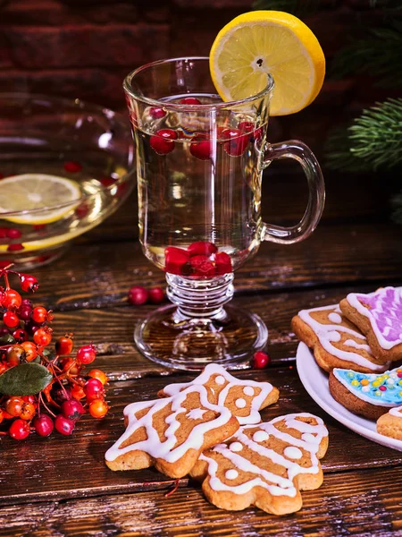 Christmas cookies plaat en glas latte Mok met citroen. — Stockfoto