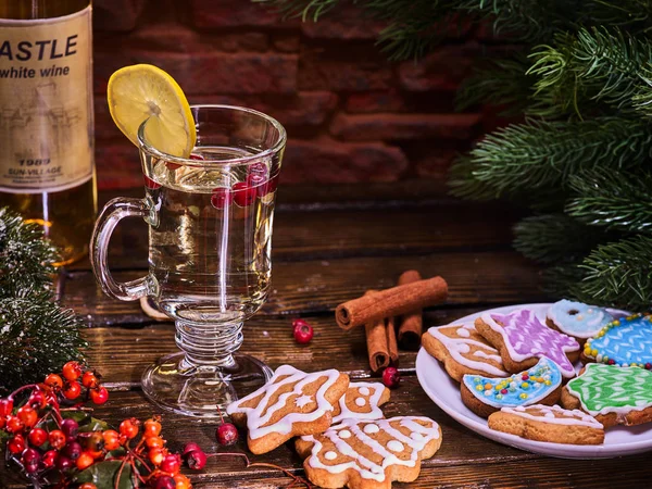 Galletas de Navidad en el plato y taza de cristal con palos de canela . — Foto de Stock