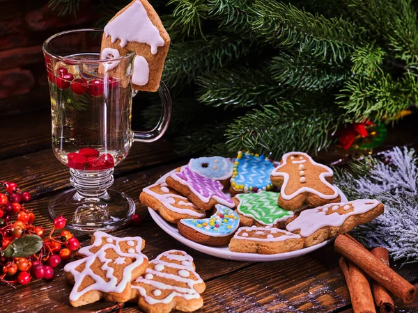 Christmas cookies plaat en glas latte Mok met berry. — Stockfoto