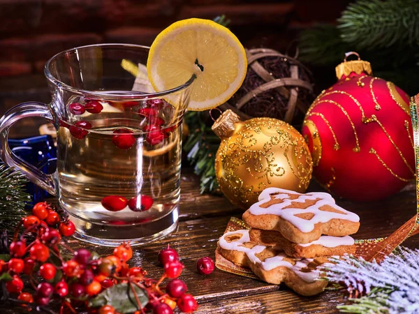 Bodegón con taza de vino caliente y bola de Navidad  . — Foto de Stock