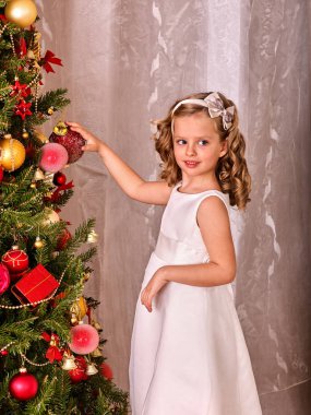 Çocuk Noel ağacı süslemek.