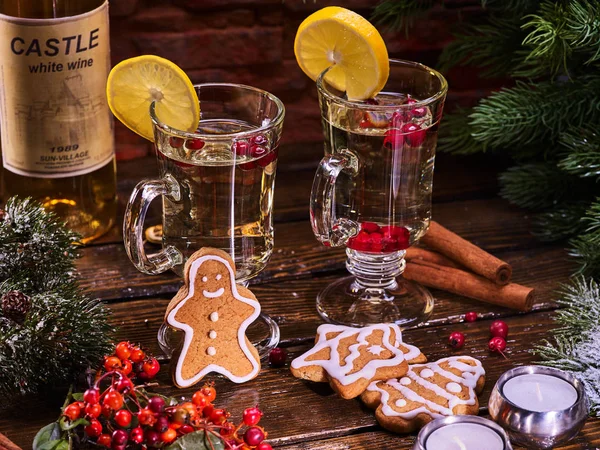 Рождественское печенье тарелку и очки кружку с бутылкой . — стоковое фото