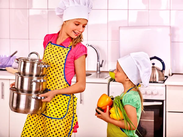 Barn tvätta frukt på kök. — Stockfoto