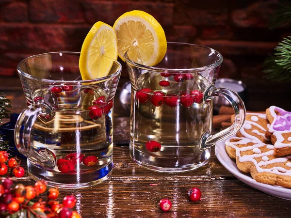 Plato de galletas de Navidad y dos vasos taza con bayas rojas . — Foto de Stock