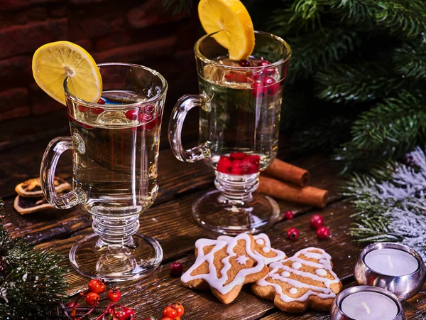 Taza de Navidad decoración rodaja de limón y galletas de plato . — Foto de Stock