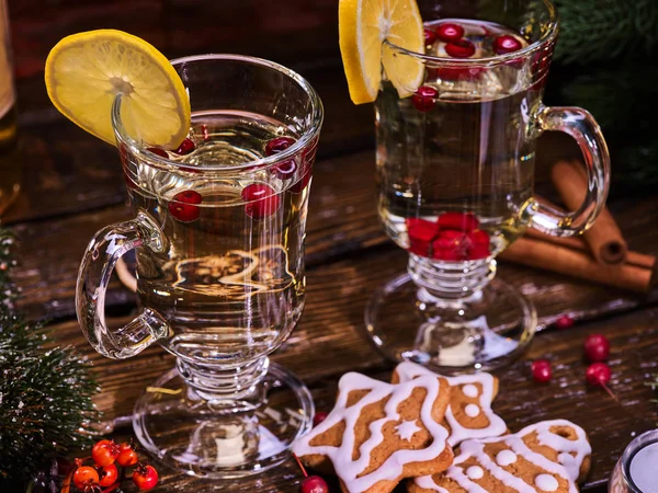 Kerst mok decoratie citroen slice en cookies op plaat . — Stockfoto