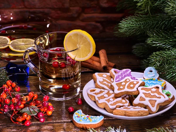 Caneca de latte de vidro de Natal com limão e biscoitos na placa  . — Fotografia de Stock