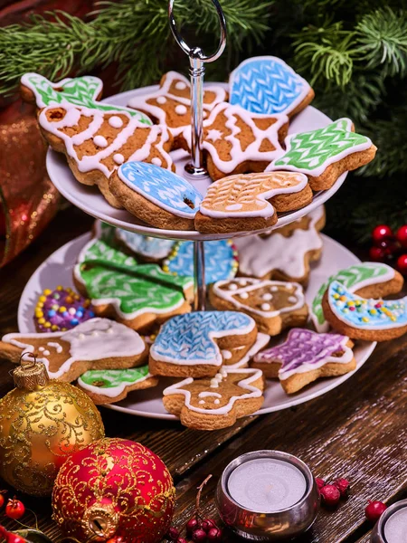 Biscuits de Noël sur support de biscuits à plusieurs niveaux sous des branches de sapin . — Photo