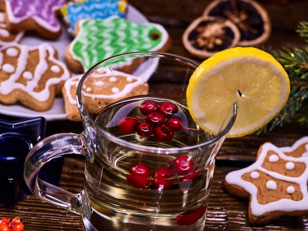 Taza de vidrio y galletas multicolores de Navidad en forma de estrellas . — Foto de Stock