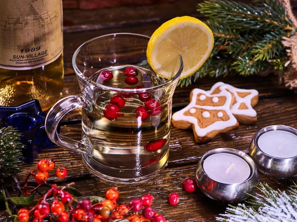 Warming tea with berries and alcohol. — Stock Photo, Image