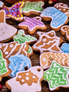 Çok renkli gingerbread çerezleri ve tarçın arka plan.