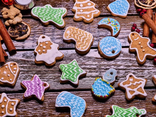 Рождественский фон пряничное печенье и коричные палочки . — стоковое фото
