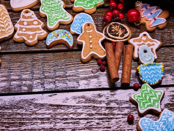Правый угол рождественского печенья на деревянном столе . — стоковое фото