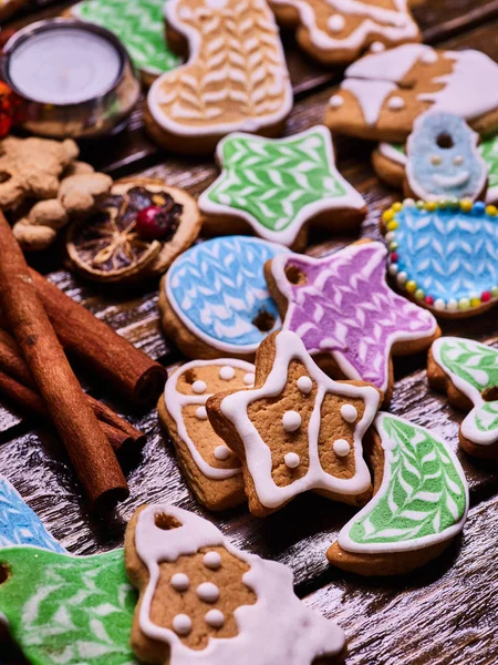 Noel gingerbread çerezleri yakın tarçın . — Stok fotoğraf