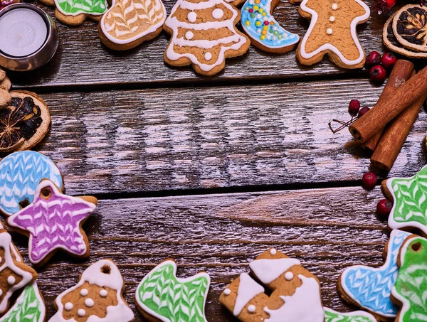 Cadre de biscuits de Noël sur table en bois . — Photo