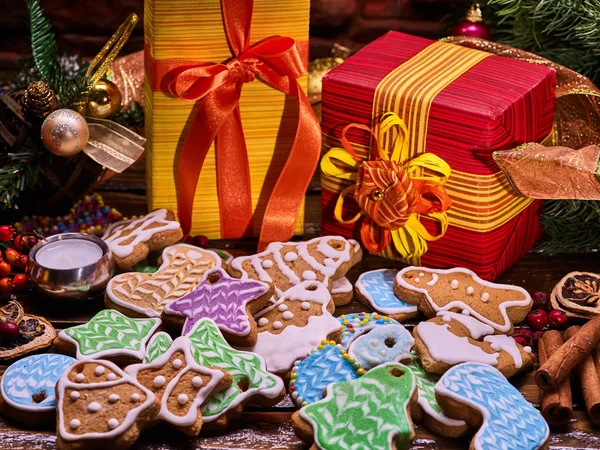 Noel gingerbread çerezleri dekorasyon ve hediye kutusu. — Stok fotoğraf