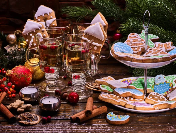 Kerstkoekjes met het glazuur en glazen — Stockfoto