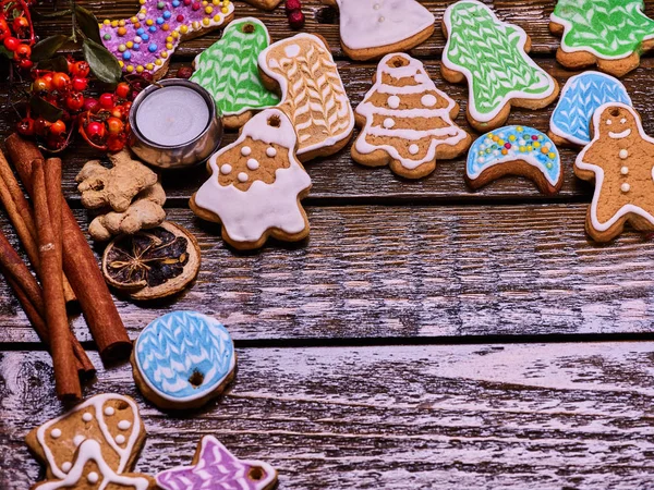 Angle de biscuits de Noël sur table en bois . — Photo