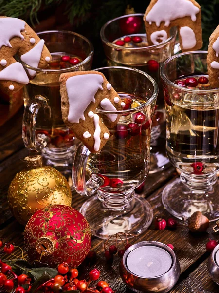 Hete thee met wijn en kerstkoekjes — Stockfoto