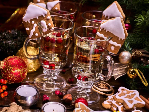 Stilleven met glühwein en kerstkoekjes. — Stockfoto