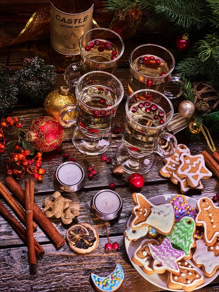 Kerst-stilleven. Cookies en glazen. — Stockfoto