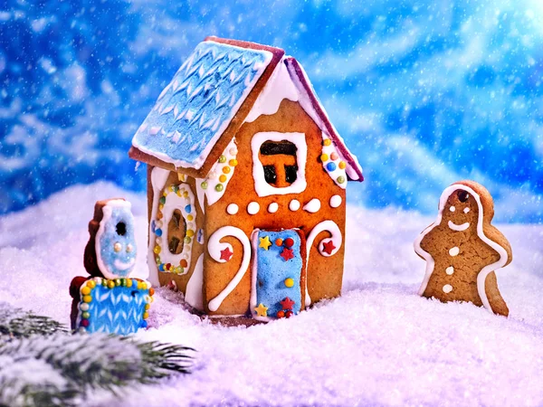 Bela casa de biscoitos de gengibre em um fundo de céu azul . — Fotografia de Stock