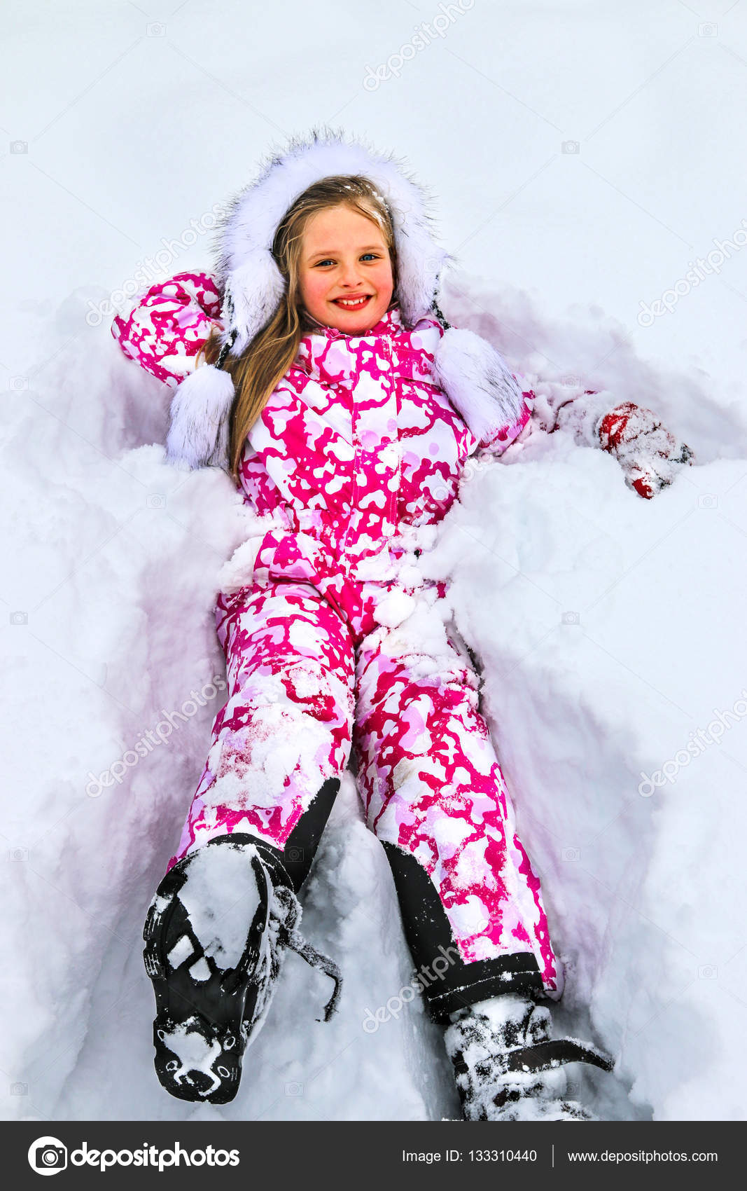Das Kind Ein Madchen Das Im Schnee Liegt Und Lacht Stockfotografie Lizenzfreie Fotos C Poznyakov 133310440 Depositphotos