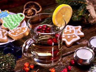 Sıcak çay limon ve şarap.