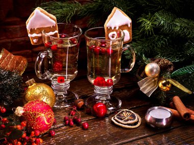 Güzel Noel natürmort iki bardak sıcak punç üzerinden.