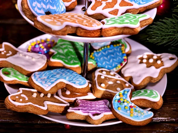 Різдвяне печиво, покрита кольоровою глазур'ю на стенді Tiered, Cookie,. — стокове фото